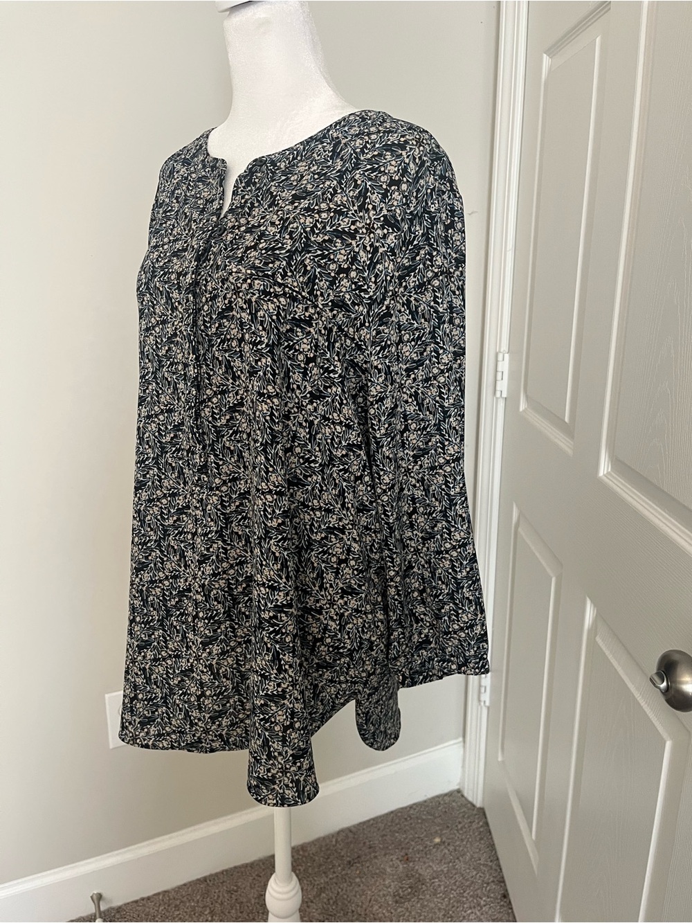 NYDJ Black Pintuck Floral Blouse Size XL - Picture 3 of 6